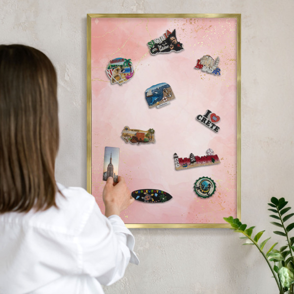 Magnettafel für Urlaubsmagnete in Goldrahmen Subtile Eleganz