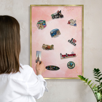 Magnettafel für Urlaubsmagnete in Goldrahmen Subtile Eleganz