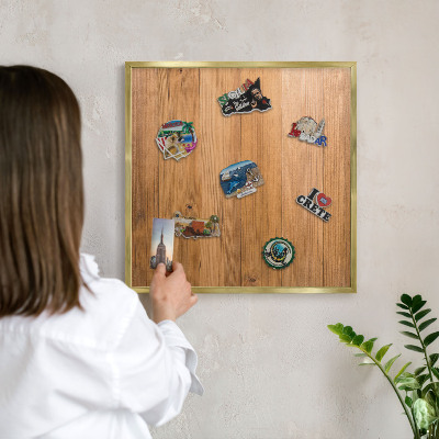 Magnettafel für Urlaubsmagnete in Goldrahmen Holzstruktur