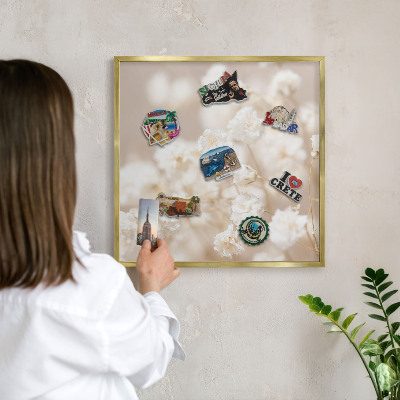 Magnettafel dekorativ bedruckt mit goldenem Rahmen Beige Blüten