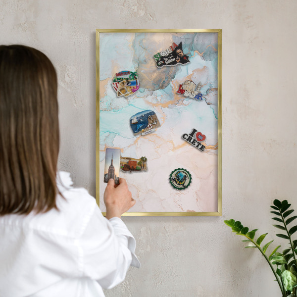 Magnettafel für Urlaubsmagnete in Goldrahmen Pastellformen