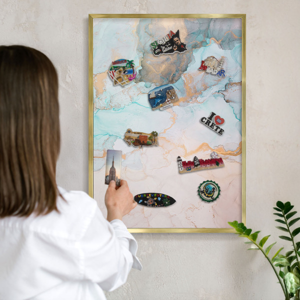 Magnettafel für Urlaubsmagnete in Goldrahmen Pastellformen