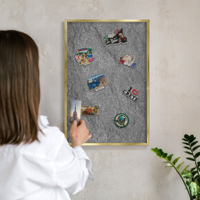 Magnettafel für Urlaubsmagnete in Goldrahmen Grauer Stein