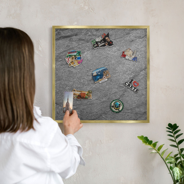 Magnettafel für Urlaubsmagnete in Goldrahmen Grauer Stein