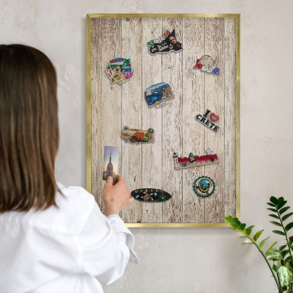 Magnettafel für Urlaubsmagnete in Goldrahmen Holzstruktur