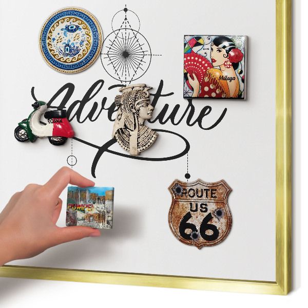 Magnettafel für Urlaubsmagnete in Goldrahmen Typografisches Abenteuer