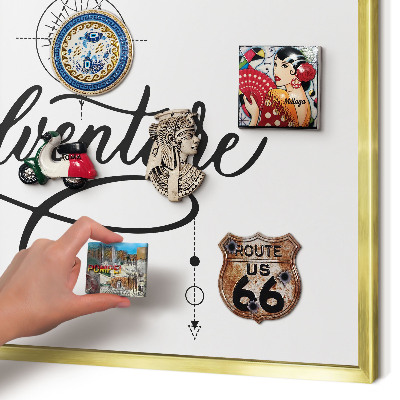 Magnettafel für Urlaubsmagnete in Goldrahmen Typografisches Abenteuer