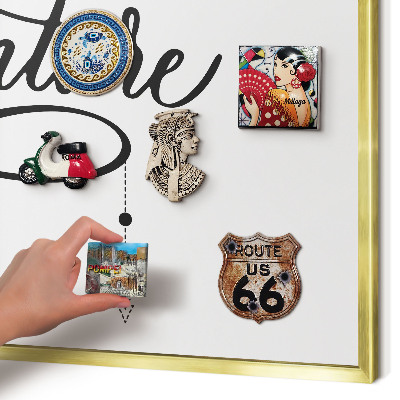 Magnettafel für Urlaubsmagnete in Goldrahmen Typografisches Abenteuer