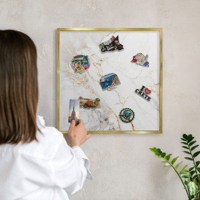 Magnettafel für Urlaubsmagnete in Goldrahmen Marmor-Eleganz