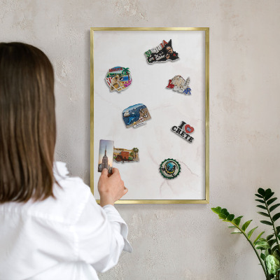 Magnettafel für Urlaubsmagnete in Goldrahmen Marmor-Eleganz