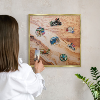 Magnettafel für Urlaubsmagnete in Goldrahmen Holzstruktur