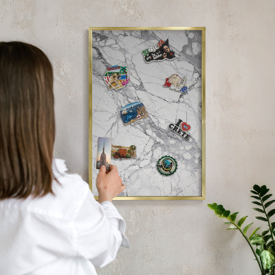 Magnettafel für Urlaubsmagnete in Goldrahmen Marmor-Eleganz
