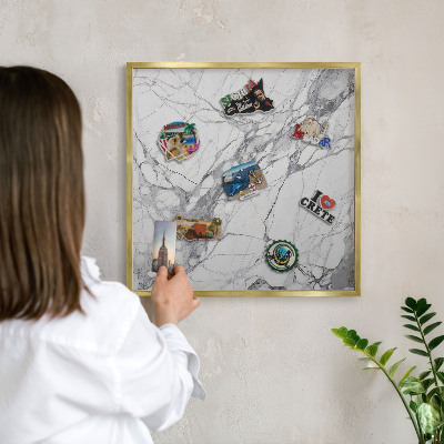 Magnettafel für Urlaubsmagnete in Goldrahmen Marmor-Eleganz