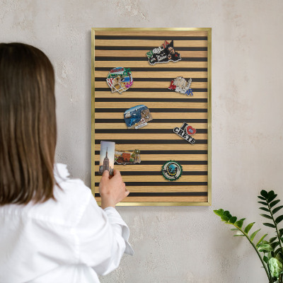 Magnettafel für Urlaubsmagnete in Goldrahmen Holzrhythmen