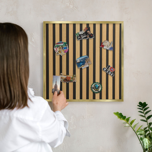 Magnettafel für Urlaubsmagnete in Goldrahmen Holzrhythmen
