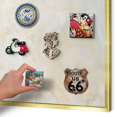 Magnettafel für Urlaubsmagnete in Goldrahmen Subtile Eleganz