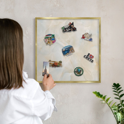 Magnettafel für Urlaubsmagnete in Goldrahmen Subtile Eleganz