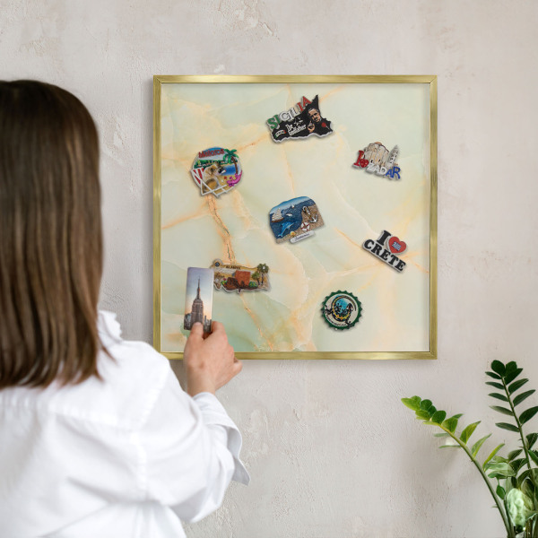 Magnettafel für Urlaubsmagnete in Goldrahmen Marmor-Eleganz