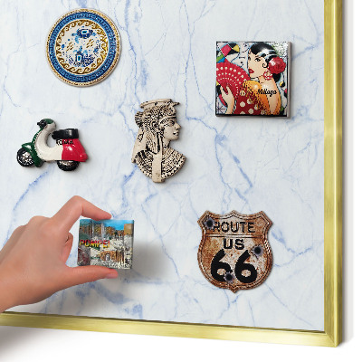 Magnettafel für Urlaubsmagnete in Goldrahmen Marmordesign