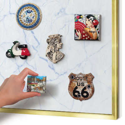 Magnettafel für Urlaubsmagnete in Goldrahmen Marmordesign