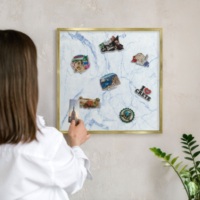 Magnettafel für Urlaubsmagnete in Goldrahmen Marmordesign