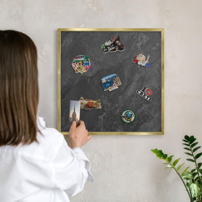 Magnettafel für Urlaubsmagnete in Goldrahmen Graue Eleganz