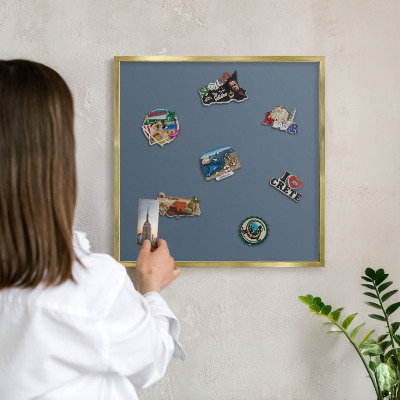 Magnettafel für Urlaubsmagnete in Goldrahmen Pastellblau