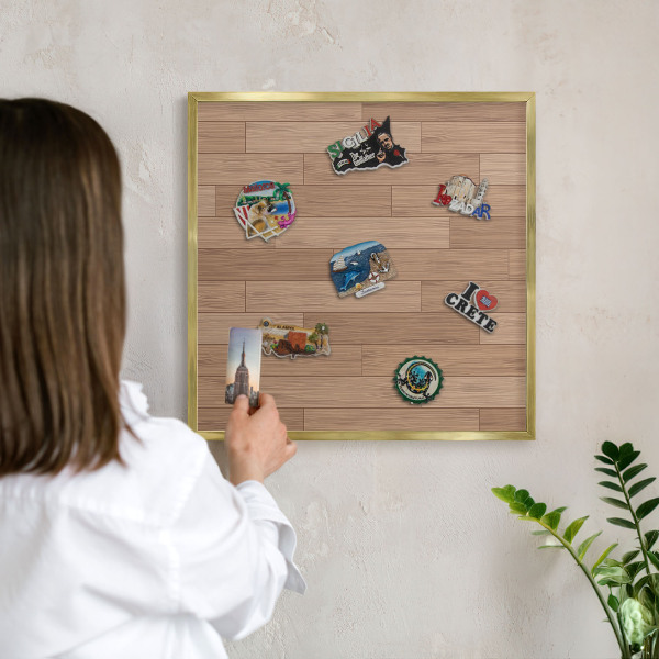 Magnettafel für Urlaubsmagnete in Goldrahmen Holzmuster