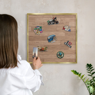 Magnettafel für Urlaubsmagnete in Goldrahmen Holzmuster