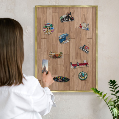 Magnettafel für Urlaubsmagnete in Goldrahmen Holzmuster