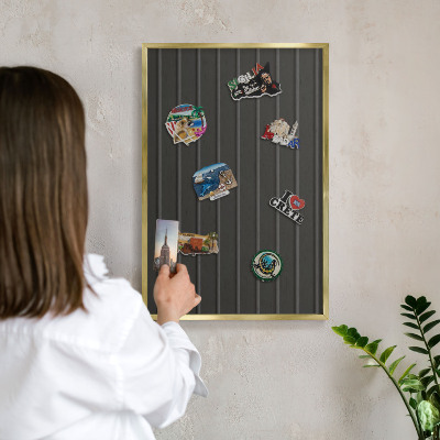 Magnettafel für Urlaubsmagnete in Goldrahmen Paneeltextur