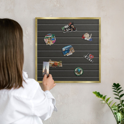 Magnettafel für Urlaubsmagnete in Goldrahmen Paneeltextur