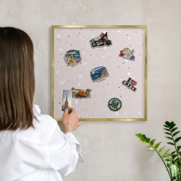 Magnettafel für Urlaubsmagnete in Goldrahmen Moderner Terrazzo
