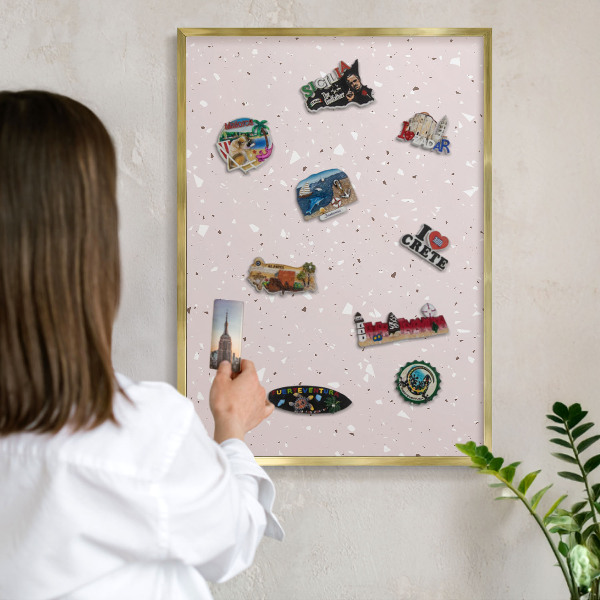 Magnettafel für Urlaubsmagnete in Goldrahmen Moderner Terrazzo