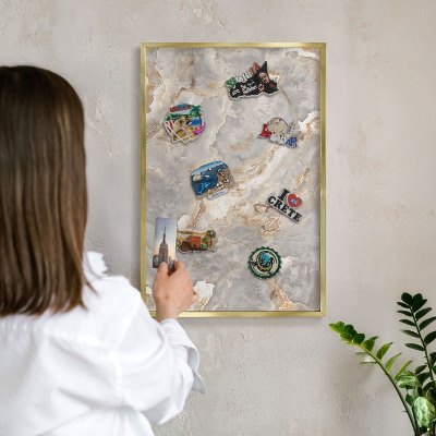 Magnettafel für Urlaubsmagnete in Goldrahmen Marmor-Eleganz