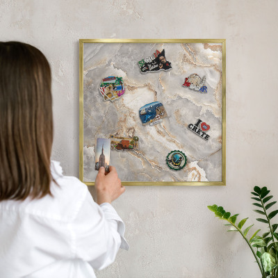 Magnettafel für Urlaubsmagnete in Goldrahmen Marmor-Eleganz
