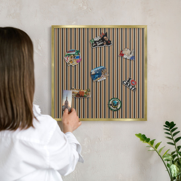 Magnettafel für Urlaubsmagnete in Goldrahmen Geometrisches Muster