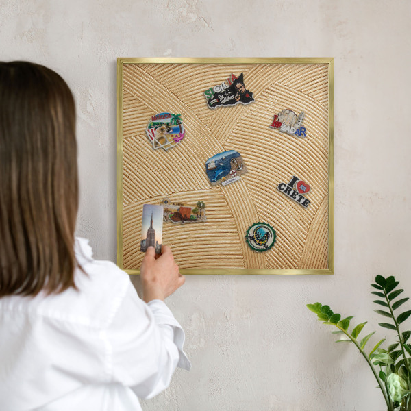 Magnettafel für Urlaubsmagnete in Goldrahmen Strukturlinien