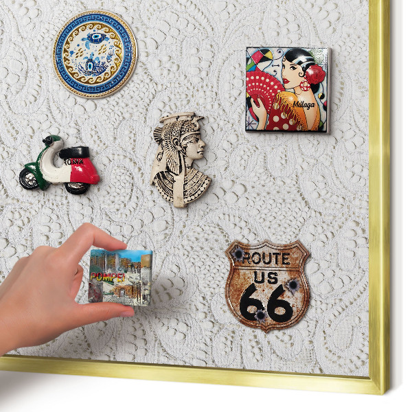 Magnettafel für Urlaubsmagnete in Goldrahmen Durchbrochene Eleganz