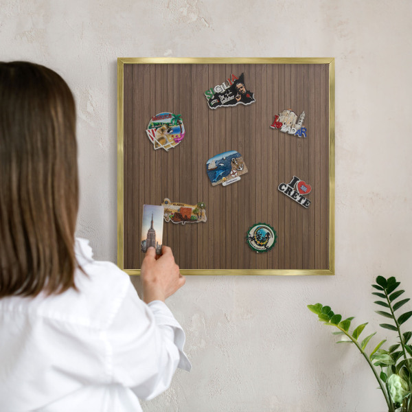 Magnettafel für Urlaubsmagnete in Goldrahmen Holzhintergrund
