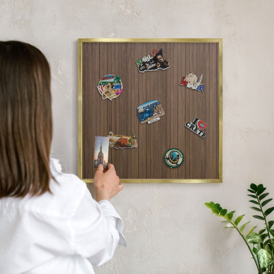 Magnettafel für Urlaubsmagnete in Goldrahmen Holzhintergrund
