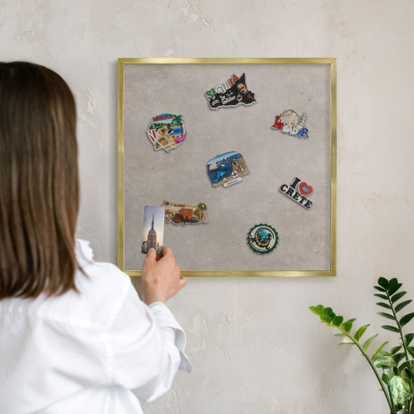 Magnettafel für Urlaubsmagnete in Goldrahmen Neutrale Eleganz