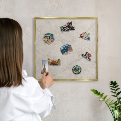 Magnettafel für Urlaubsmagnete in Goldrahmen Natürliche Eleganz