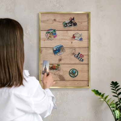 Magnettafel für Urlaubsmagnete in Goldrahmen Holzstruktur