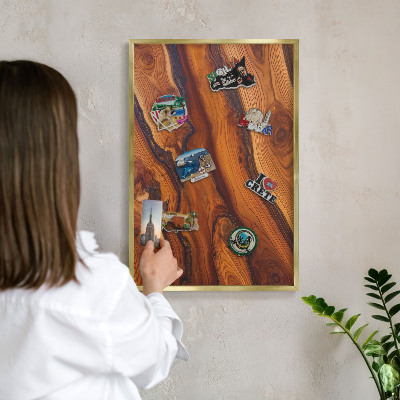 Magnettafel für Urlaubsmagnete in Goldrahmen Holzringe