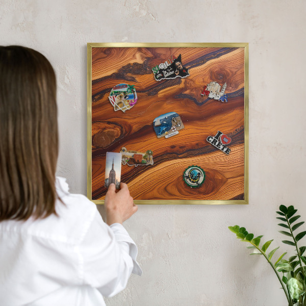 Magnettafel für Urlaubsmagnete in Goldrahmen Holzringe