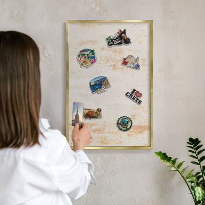 Magnettafel für Urlaubsmagnete in Goldrahmen Rostige Textur