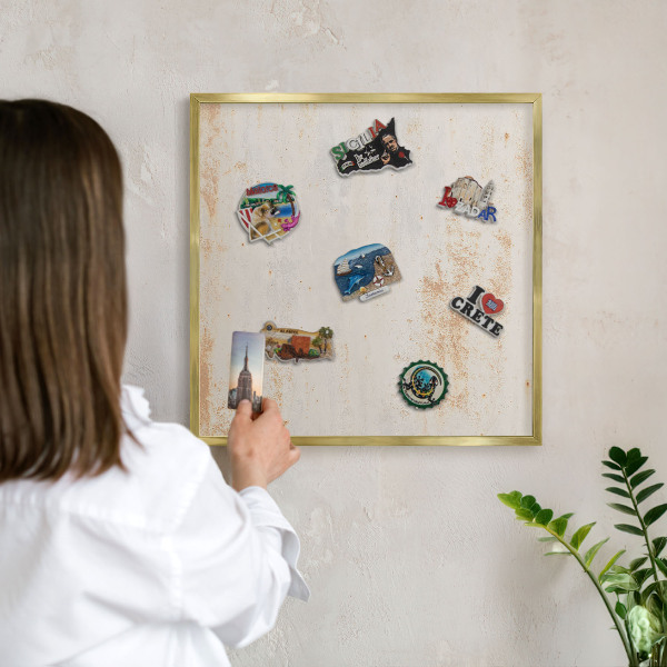 Magnettafel für Urlaubsmagnete in Goldrahmen Rostige Textur