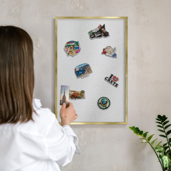 Magnettafel für Urlaubsmagnete in Goldrahmen Elegante Textur