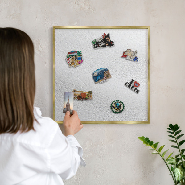 Magnettafel für Urlaubsmagnete in Goldrahmen Elegante Textur